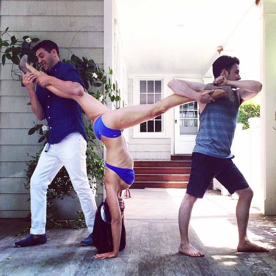Hilaria Baldwin exhibe su maestría en el Yoga