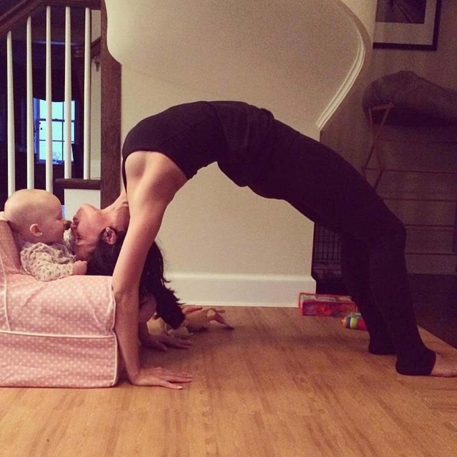 Hilaria Baldwin exhibe su maestría en el Yoga