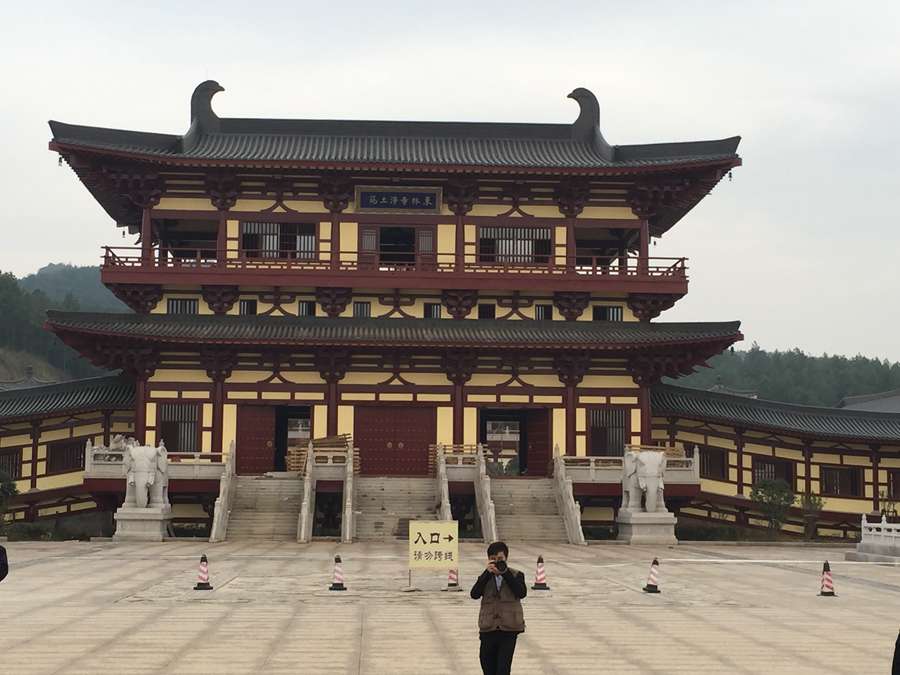 Periodistas extranjeros visitan el Templo Dongling con la estatua de Buda más grande del mundo