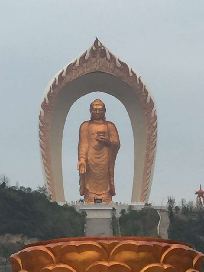 Periodistas extranjeros visitan el Templo Donglin con la estatua de Buda más grande del mundo 6