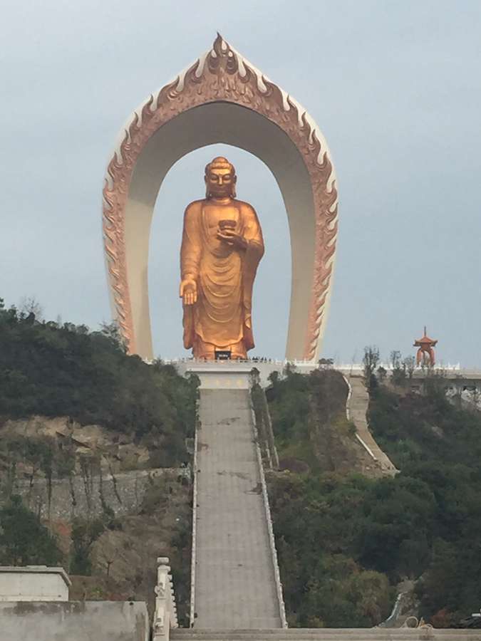 Periodistas extranjeros visitan el Templo Donglin con la estatua de Buda más grande del mundo 3