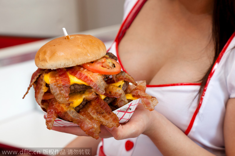 2.El Heart Attack Grill sirve comidas glutinosas y saturadas de grasa para la deseosa clientela. El propietario de este restaurante hospitalario,el "Dr" Jon Basso, receta las hamburguesas con el contenido más graso y calórico de los Estado Unidos. La "Hamburguesa de Cuádruple Bypass " es la "golosina" más apetitosa del menú. Está hecha de cuatro empanadas de carne y pesa 2 libras (900 gramos), 8 rebanadas de queso y 16 rebanadas de bacón. Un fatídico total de 8.000 calorías. [Foto / IC]