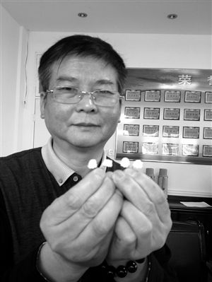 Liang Jianxing muestra la nariz desechable que diseñó para evitar las partículas PM2, 5 de la contaminación.