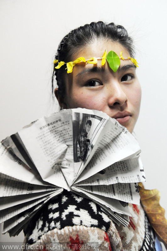 Modelos usan periódicos y hojas de árbol para confeccionar sus trajes. [Foto/IC]