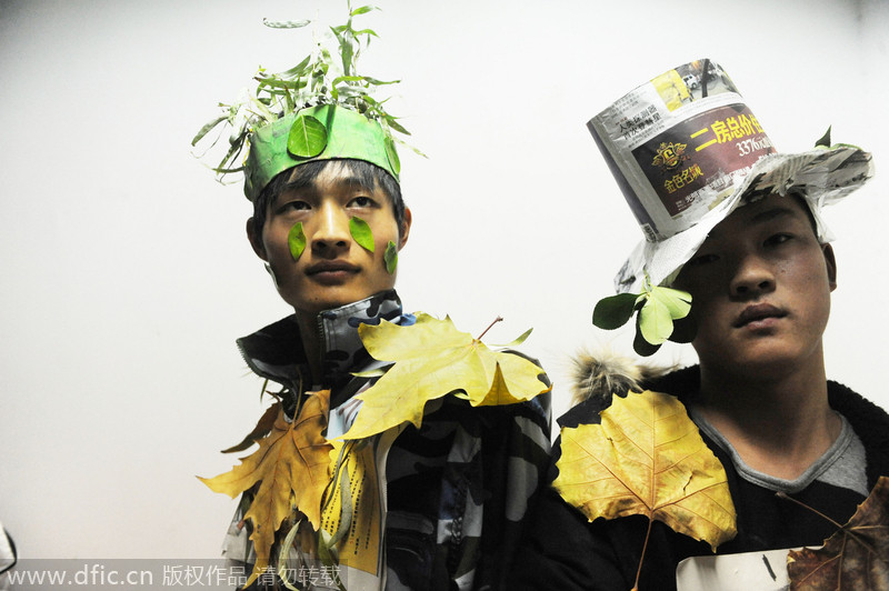 Modelos usan periódicos y hojas de árbol para confeccionar sus trajes. [Foto/IC]