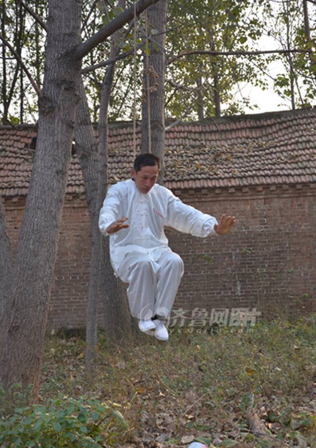 Increíble técnica de kung-fu chino: colgarse de un árbol 4