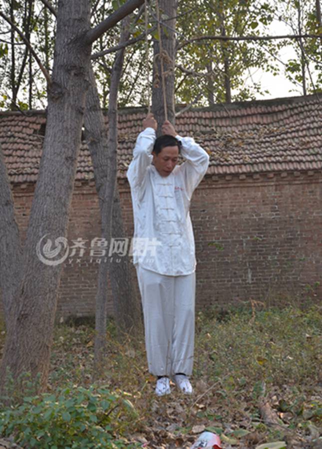 Increíble técnica de kung-fu chino: colgarse de un árbol