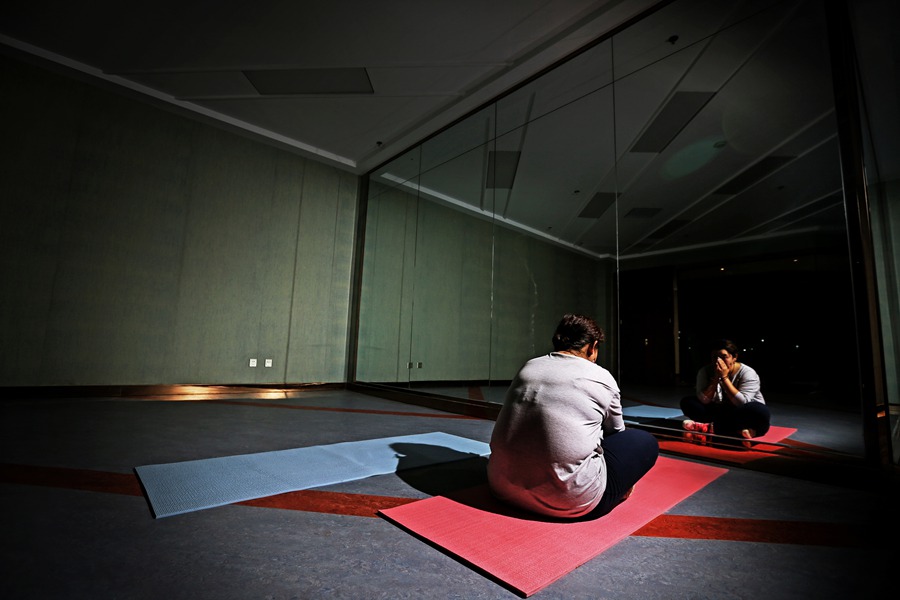 Cuando todos han abandonado la sala de yoga, Taozi continúa ejercitándose. [Foto: PPC]