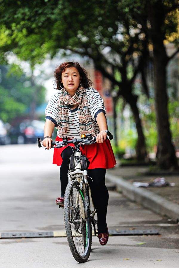 Aunque ella vive lejos de su estudio, siempre hace el trayecto en bicicleta. [Foto: PPC]