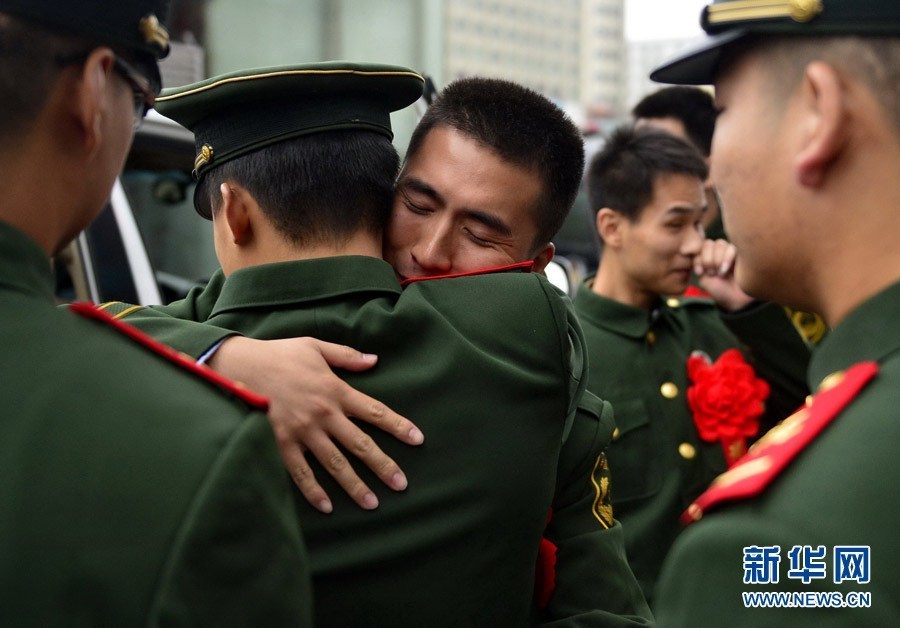 Reclutas se despiden. Este día 4.930 soldados terminaron su servicio militar en la provincia de Jiangxi. [Foto: Xinhua]