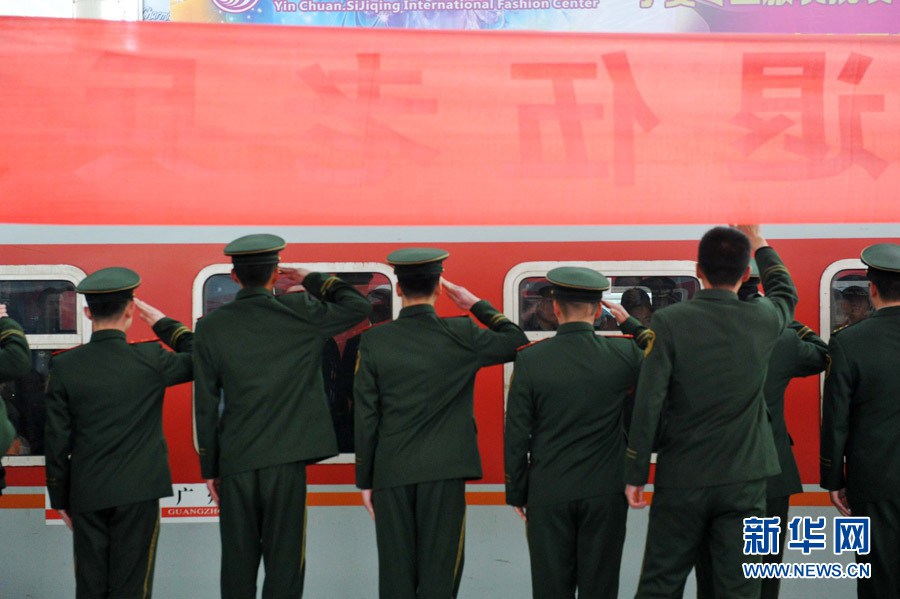 En Lanzhou, provincia de Ningxia, los reclutas que terminan el servicio militar son despedidos por sus compañeros. [Foto: Xinhua]