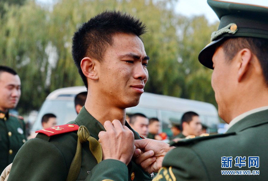 Un recluta, muy emocionado, se despide del jefe de compañía durante el último día de su servicio militar en Hebei. [Foto: Xinhua]