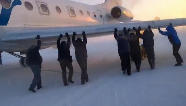 Pasajeros en Siberia empujan su avión para poder despegar