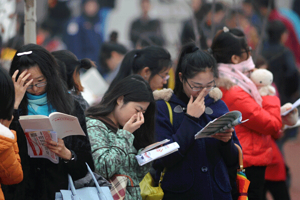 Estudiantes chinos asisten al exámen nacional para optar por el ingreso al sistema nacional de funcionarios públicos. Este año se ha registrado un fuerte descenso en la lista de aspirantes. Yantai, Shandong.