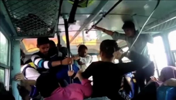 Dos hermanas se enfrentan a un grupo de acosadores en un autobús en India