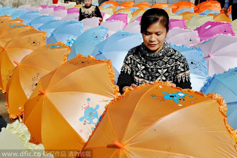 Las trabajadoras secan los paraguas en un pueblo de la ciudad de Dexing, en la provincia de Jiangxi, el 29 de noviembre de 2014. [Foto/IC]