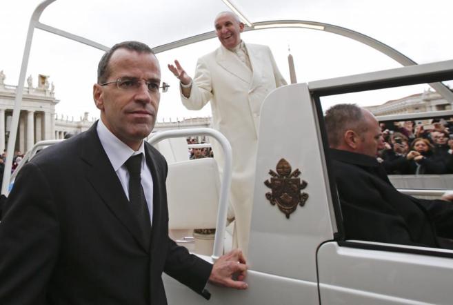 El papa Francisco despide a jefe de la Guardia Suiza