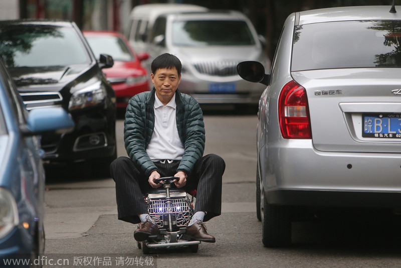 Xu conduce su mini coche por las calles de Shanghai. [Foto/IC]