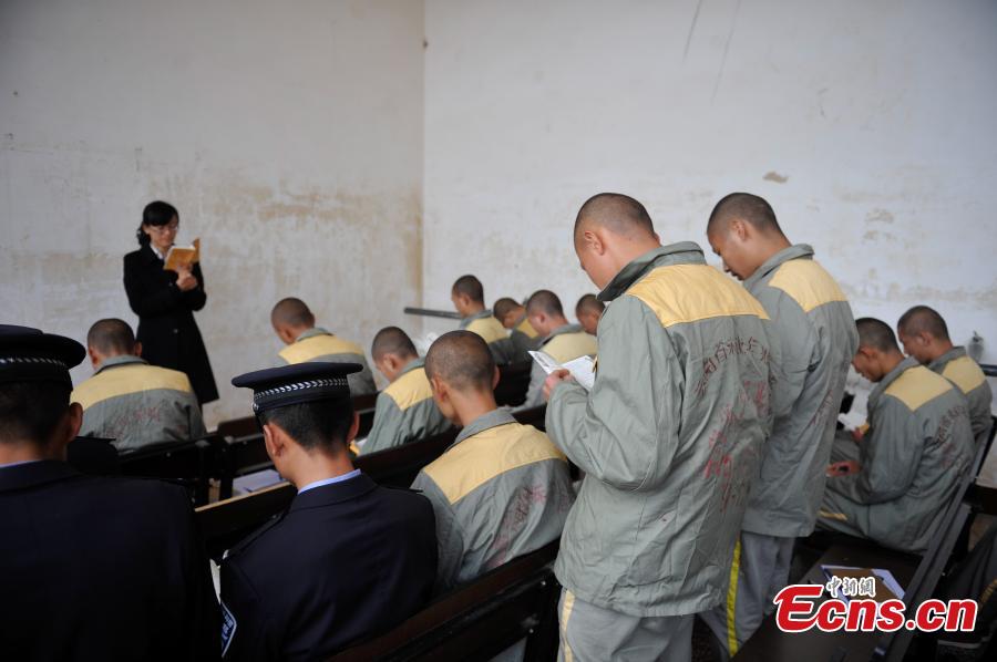 Delincuentes jóvenes estudian el confucianismo