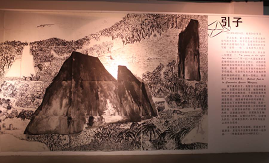 Según el artista colombiano Luis Cantillo, asesor de la muestra, una particularidad de la exposición es que subraya la la acción de leer. Las obras no están colgadas en la pared, sino que están dispuestas en mesas. 