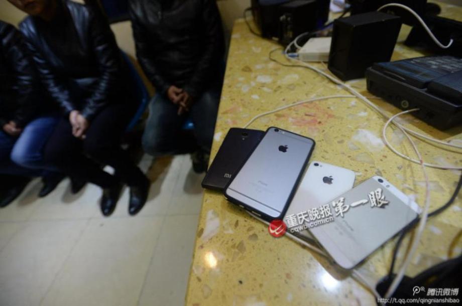 Los vagabundos de Chongqing montan en avión y usan iPhone 6 Plus