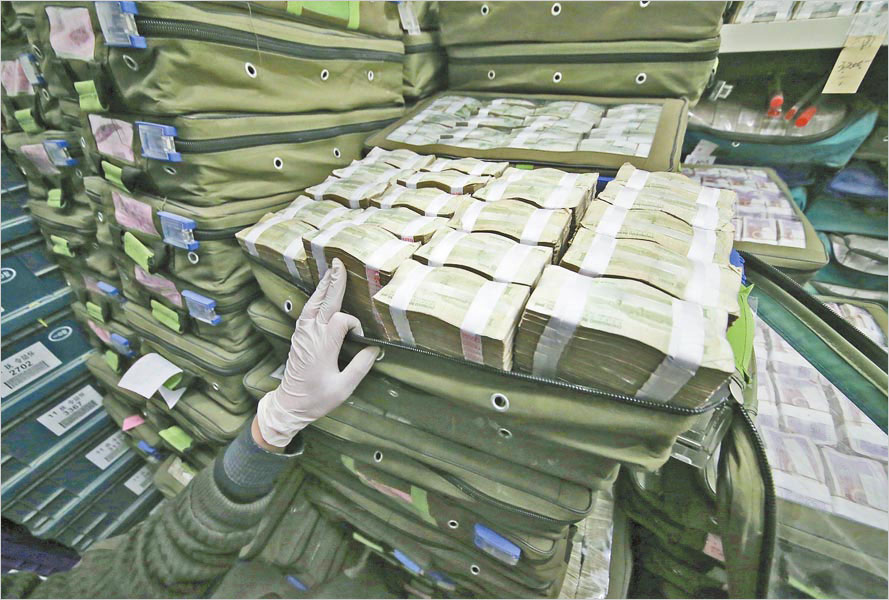Foto sin fecha de millones billetes viejos que han sido retirados de la circulación en la provincia de Henan.
