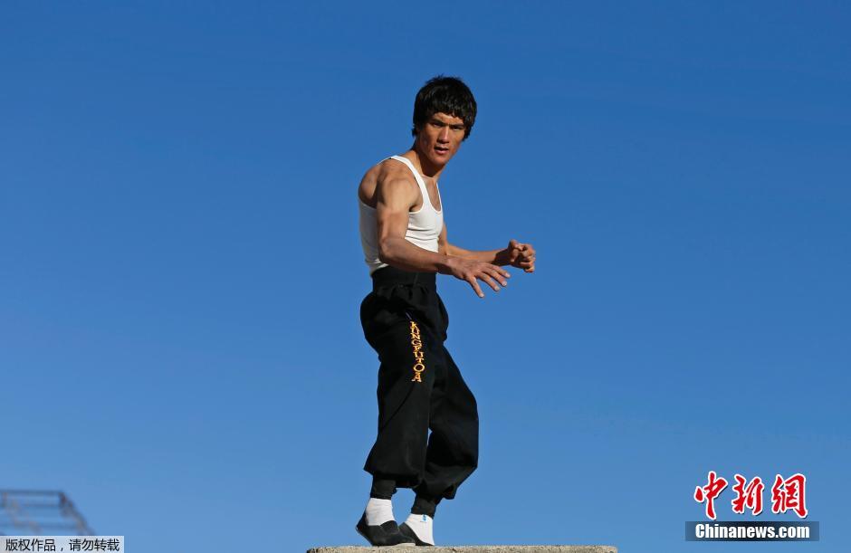 Hombre afgano quien se parece mucho a Bruce Lee  4
