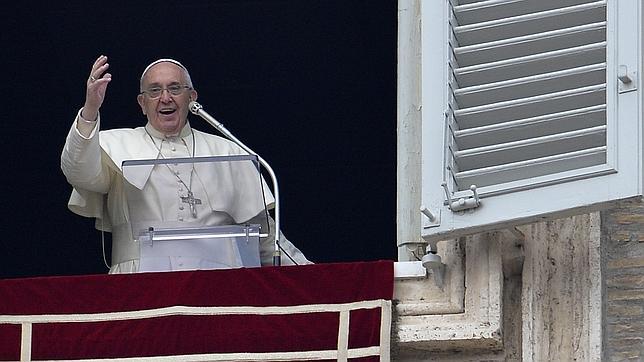 El Papa regala libros de oraciones a los niños de Roma