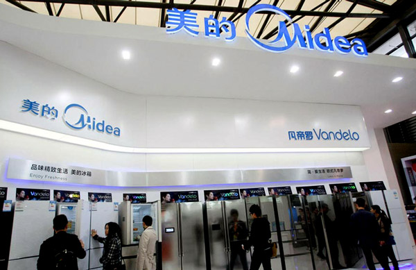 Los visitantes observan los refrigeradores de Midea durante la Exposición Mundial de Electrodomésticos 2014 en Shanghai, China, el 23 de marzo de 2014. [Foto / IC]