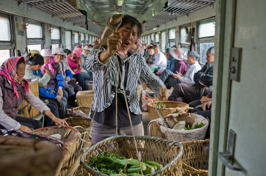 En un "verde", los agricultores transportan frutas y vegetales de Liupanshui a Kunming, en Yunnan. (Foto: CFP) 