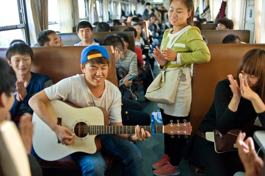 El 6 de octubre de 2014, los pasajeros que hacen la ruta Chengde (Hebei)- Shenyang (Liaoning) cantan para despedir a su querido tren "verde". Este fue su último viaje. (Foto: CFP)