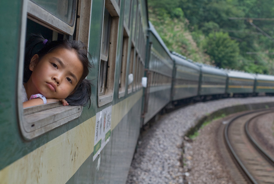 El antiguo tren "verde" de pasajeros han sido rápidamente sustituídos por el moderno tren chino de alta velocidad. (Foto: CFP)