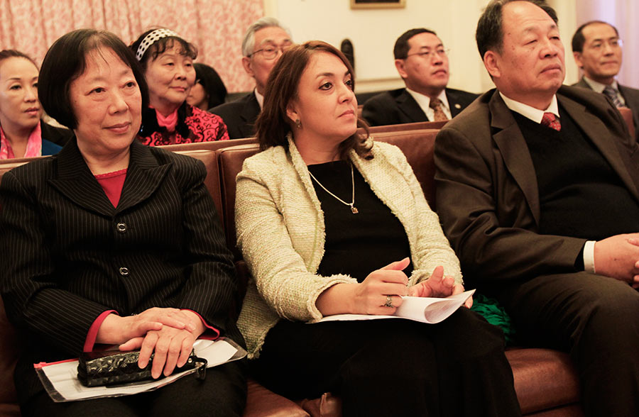 Presidieron el acto, representando a BLCU, Lin Guoli, (derecha), Tania Velázquez, consejera y segunda de misión de la Embajada de Cuba en China (Centro), y la Dra.Yan Meihua (Izquierda), ex directora de la Oficina General del Instituto Confucio. (Foto:YAC)