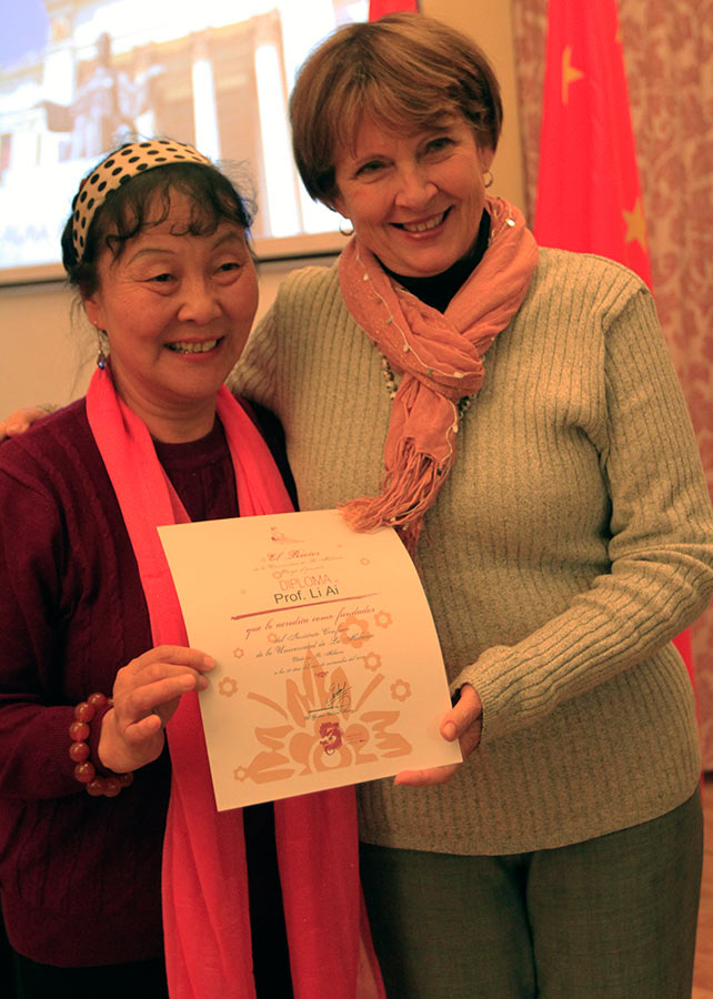 Li Ai, primera directora del Instituto Confucio de La Habana, recibe un diploma de reconocimiento. (Foto:YAC)