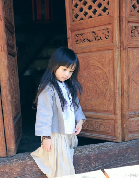 Adorable niña vestida estilo Han