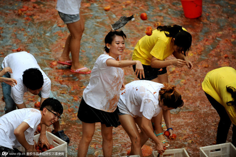 Pelea de tomates en Shenyang, provincia de Liaoning, donde los trabajadores alivian su estrés de forma divertida, el 31 de agosto de 2014. [Foto / PPC]