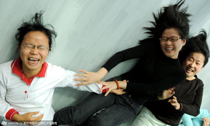 Compañeras en el “club de la risa” se divierten para aliviar el estrés del trabajo en Xiamen, provincia de Fujian, el 25 de diciembre de 2012. [Foto / PPC]