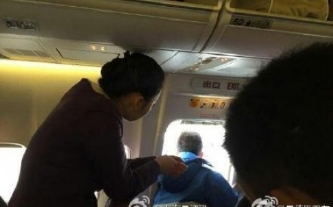 Un pasajero abre la puerta de emergencia de un avión "para tomar el aire"