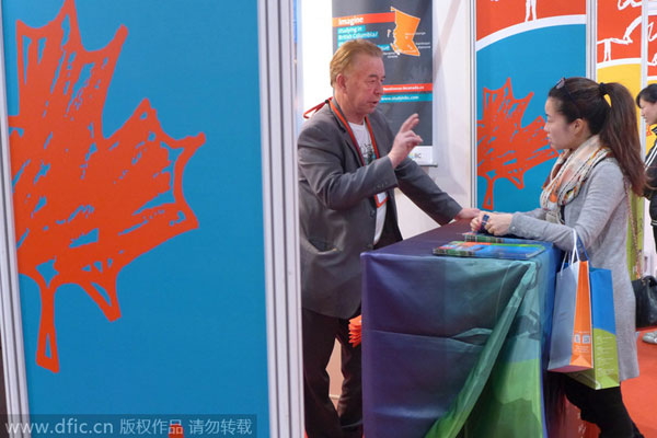 Un estudiante consulta con un representante en la Exposición de Educación 2014 celebrada en Shanghai el 2 de noviembre. [Foto/IC]