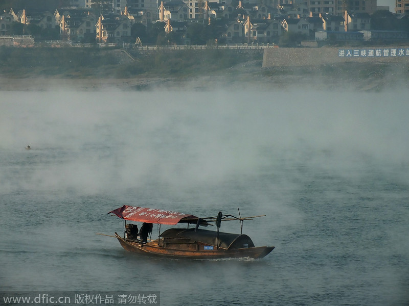 Niebla matinal en el río Yangtze