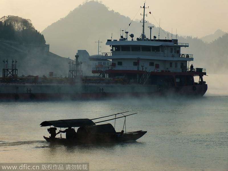 Niebla matinal en el río Yangtze