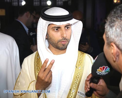 Estados petroleros "irresponsables" causaron baja de precio de crudo, afirma ministro de EAU