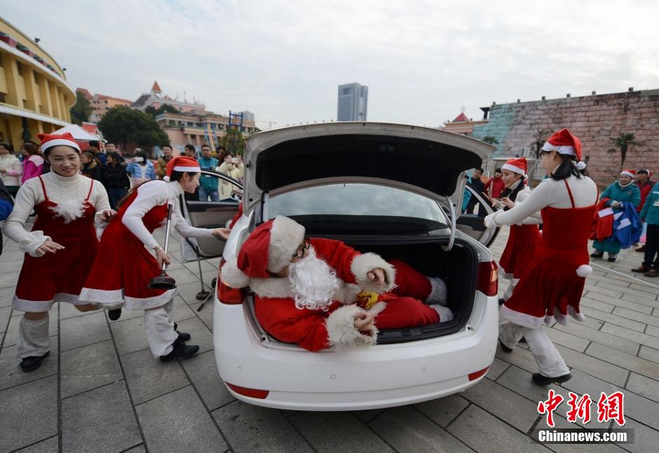 19 Papá Noel en un coche para dar la bienvenida a la Navidad