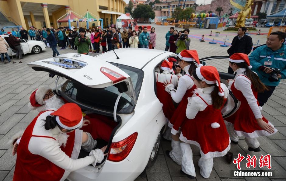 19 Papá Noel en un coche para dar la bienvenida a la Navidad