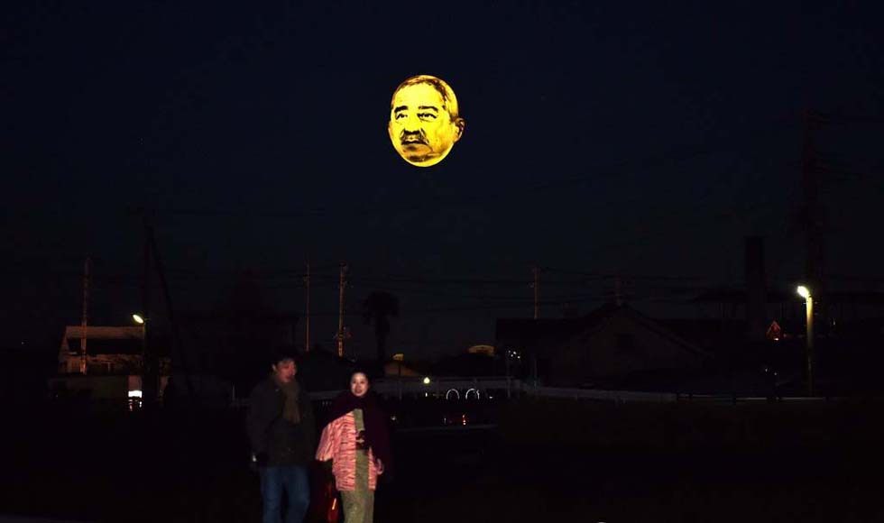 Aparece en el cielo japonés un gigante globo de ¨cara de tío¨