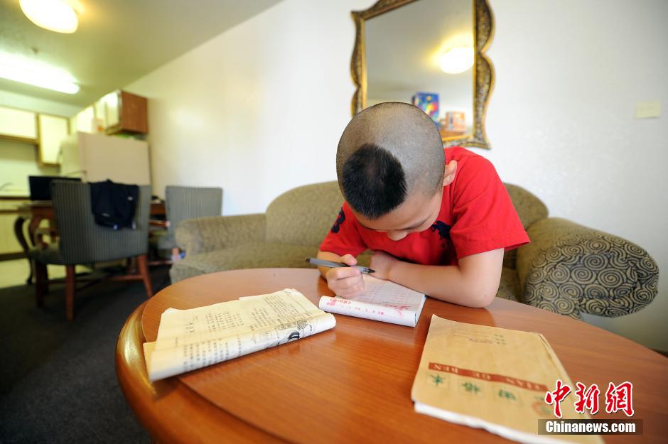 En su casa, Zhao hace la tarea. (Foto: CNS/Mao Jianjun)