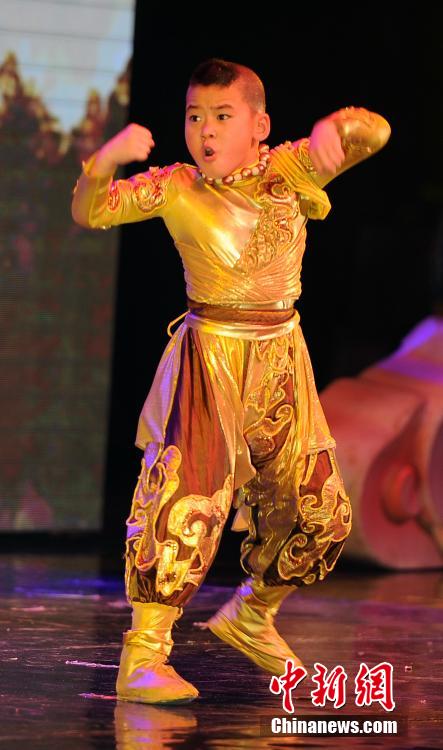 Zhao Zhenghui es un niño chino de 9 años. Dentro de un espectáculo titulado "PANDA" realiza una exhibición de Kong Fu de Shaolin en Las Vegas, Estados Unidos. (Foto: CNS/Mao Jianjun)
