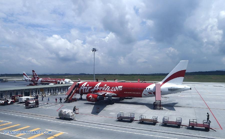 AirAsia emite corrección de nacionalidades de personas a bordo de avión desaparecido