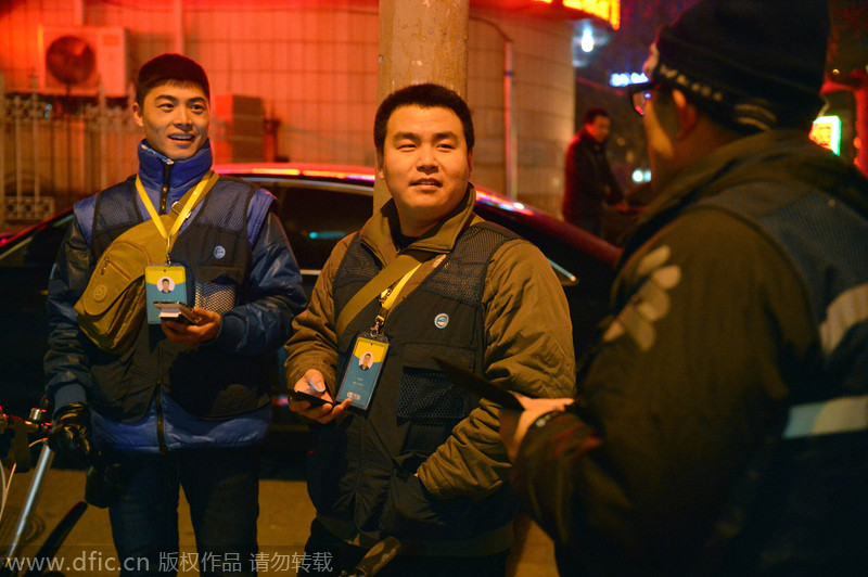 Li Xiaodong charla con otros conductores privados cuando no está ocupado, en Shijiazhuang, provincia de Hebei, el 17 de diciembre de 2014. [Foto/IC]