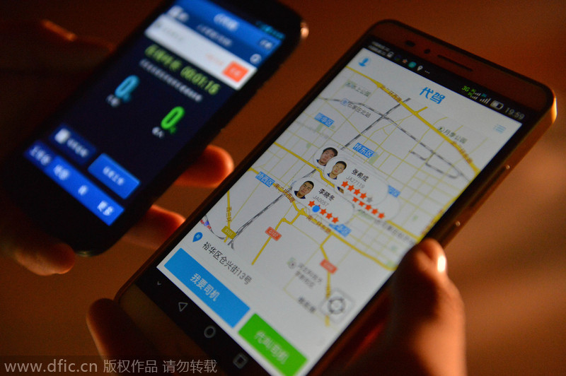 Información sobre los conductores privados y la localización de sus clientes aparece en el mapa en la aplicación, en Shijiazhuang, provincia de Hebei, el 17 de diciembre de 2014. [Foto/IC]